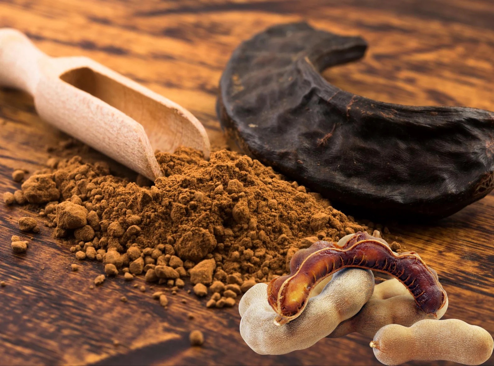 Păstaie de tamarind și pudră de tamarind măcinată pe o planșetă de lemn